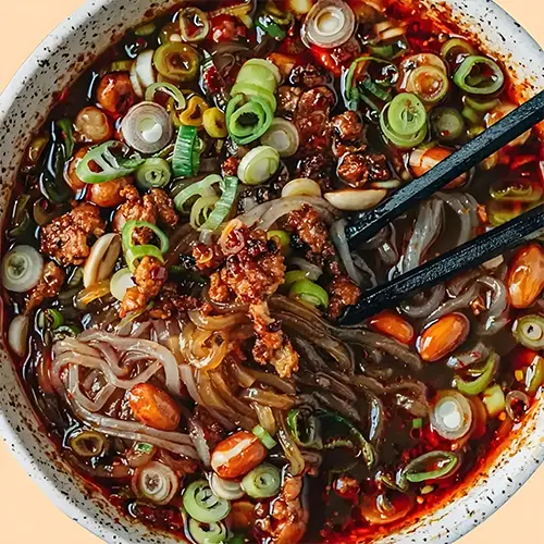 蔬菜和麵條的熱和酸雞排 