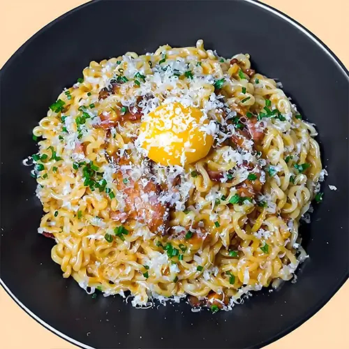 用火腿和炒雞蛋雙麵條 