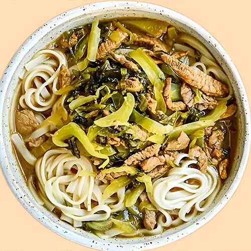 切碎的豬肉和醃製的蔬菜米粉