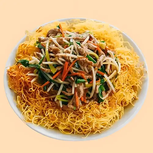 炸蔬菜和切碎的豬肉麵條